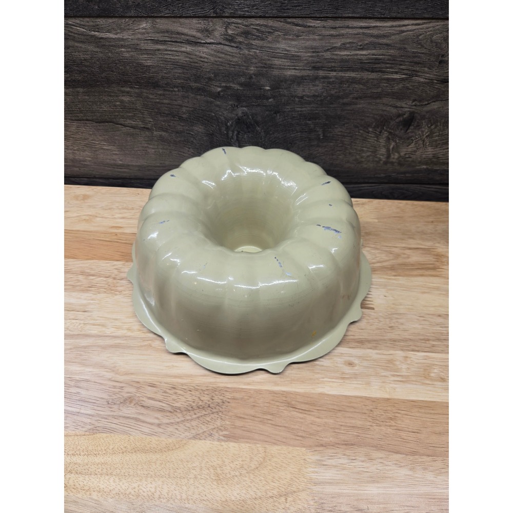 Vintage Fluted Aluminum Bundt Cake Pan Sage Green Enamel 10 Inch Bakeware